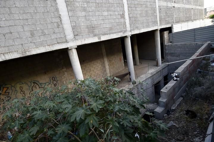 EDIFICIO A MEDIO HACER DEL PALACIO DE ...