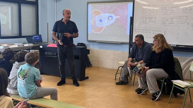 Presentación del cuento, ayer, en el CEIP A Guía. | FDV