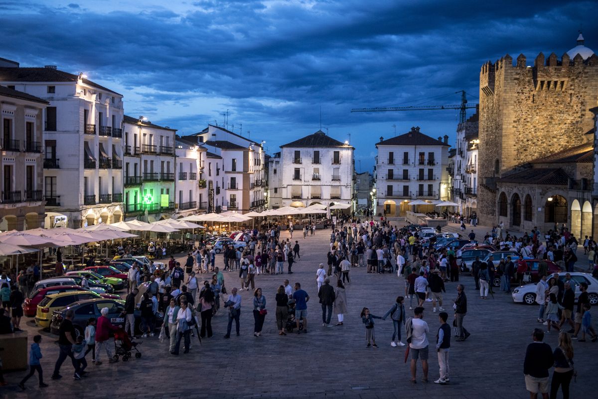 Fotogalería | La lluvía no ensombrece el rally de coches clásicos en la plaza Mayor de Cáceres