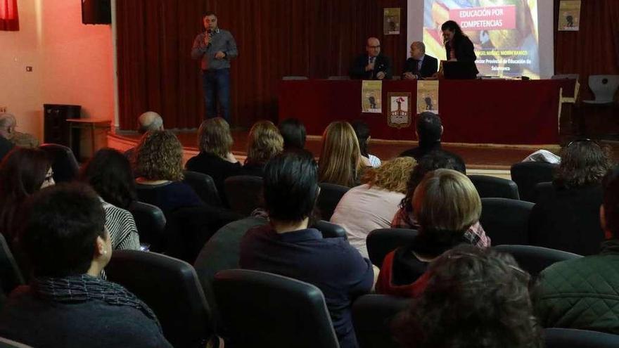 Encuentro de las asociaciones de padres en el salón de actos del IES Universidad Laboral.