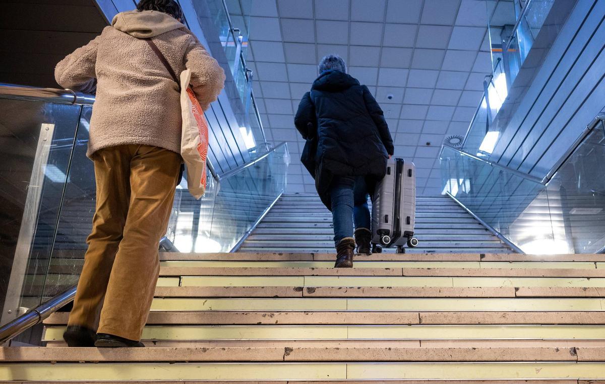 Viajeros de Rodalies en Catalunya, con escaleras y ascensores averiados