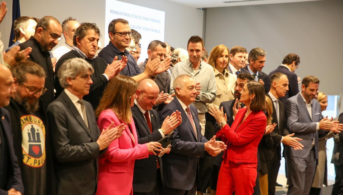 La ministra de Industria, Reyes Maroto, junto al ’conseller’ d’Empresa, Roger Torrent, en el acto del inicio de la reindustrialización de la Zona Franca.