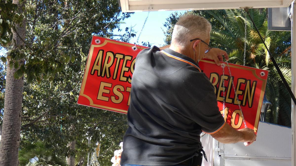 Abren los tradicionales puestos navideños en el Parque de Málaga