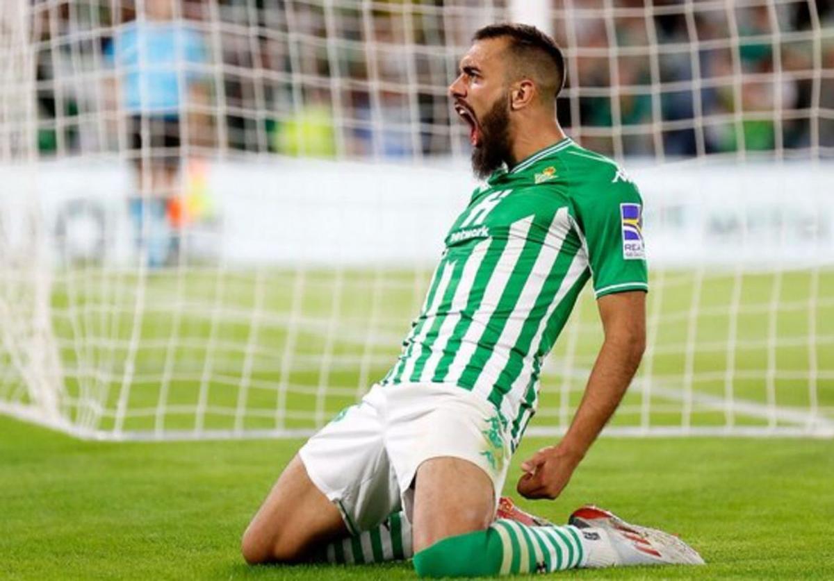 Borja Iglesias celebra un gol con el Betis.