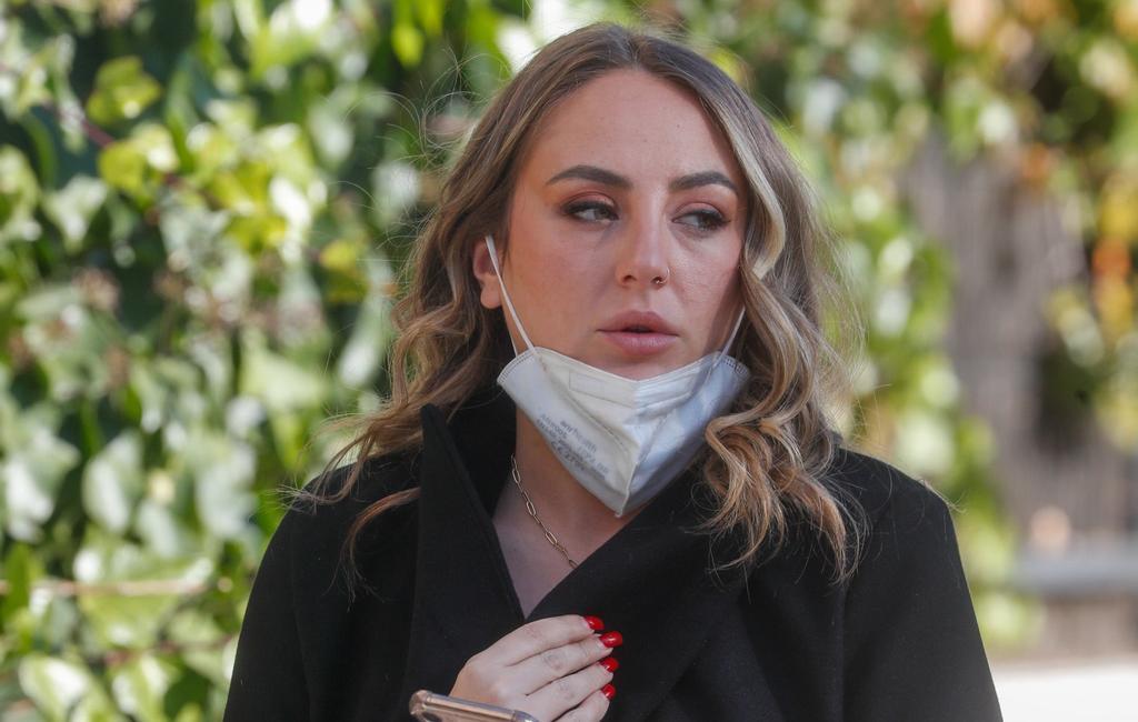 Rocío Flores paseando