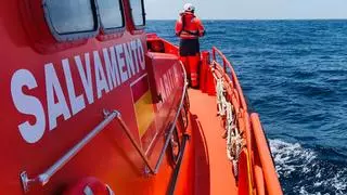Salvamento desembarca en Gran Canaria a 72 personas, dos menores, de un cayuco mauritano