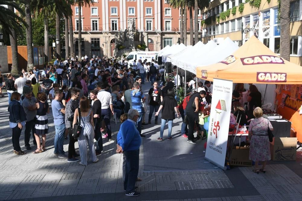 Las jardines de Méndez Núñez se convierten en peluquería improvisada por una buena causa. Más de 70 peluqueros de diferentes puntos de España participaron en la Barbería Solidaria.