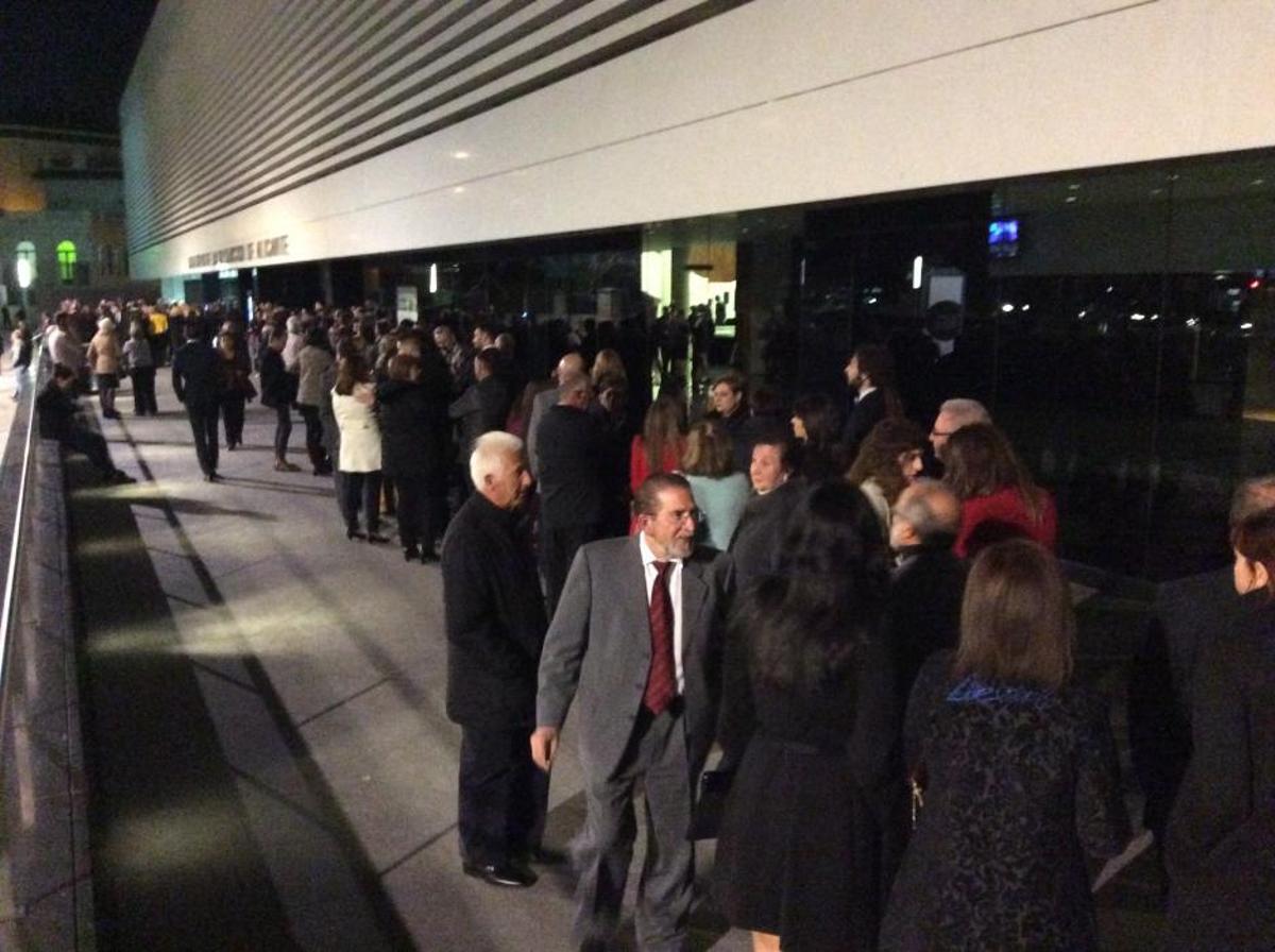 La puerta del ADDA, minutos antes del inicio de la gala