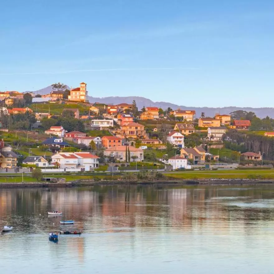 Iván Ferreiro y la ciudad de Galicia que le vio nacer: una torre medieval del siglo XIV y dos kilómetros de arena dorada al borde del Atlántico