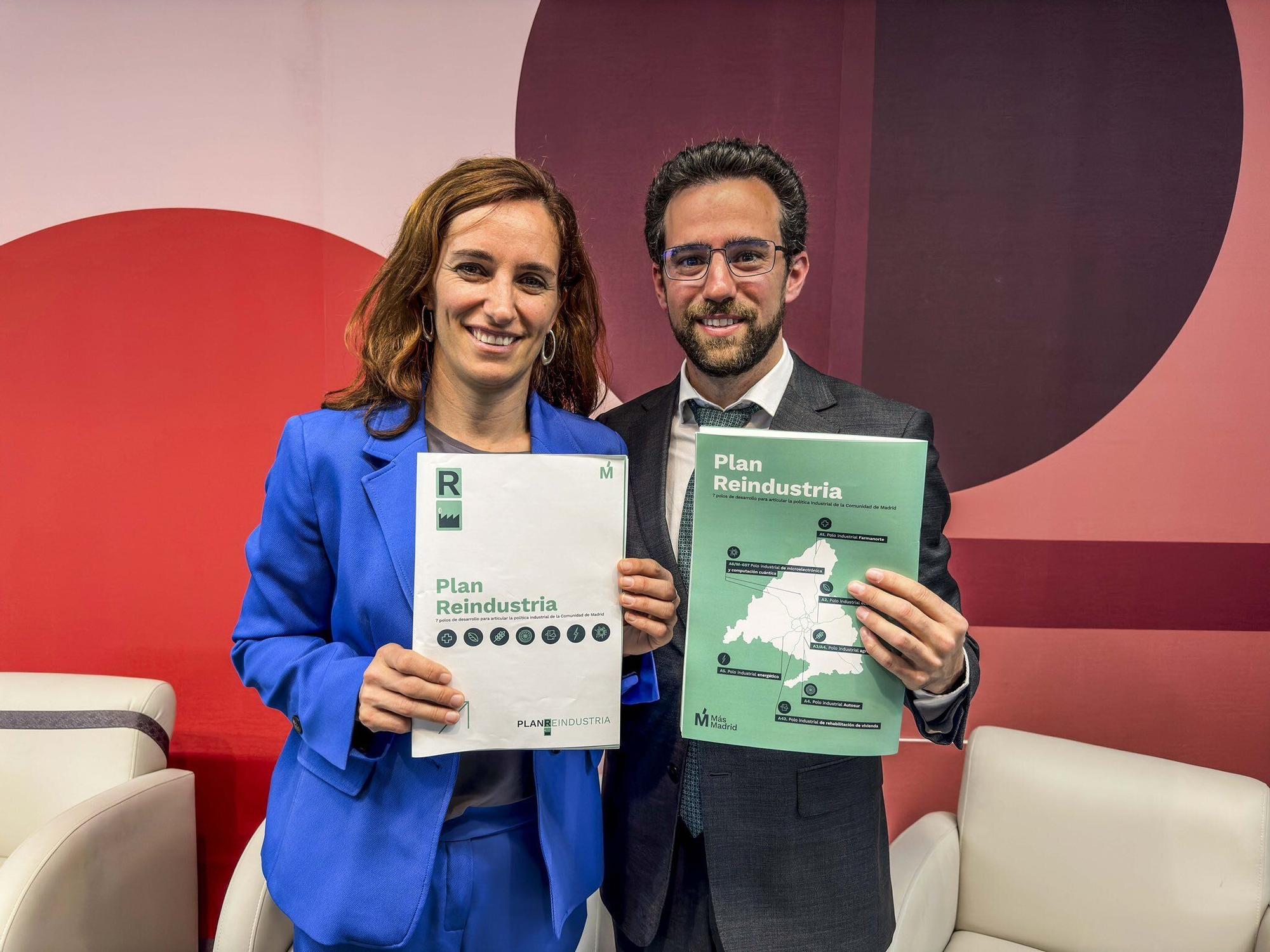 La líder de Más Madrid, Mónica García, junto al diputado Alberto Oliver presentando el Plan Reindustria.