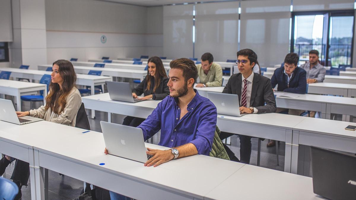 Alumnado de Loyola en clase.