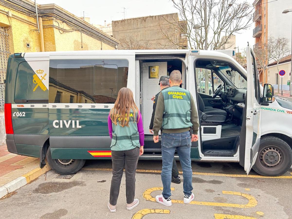 Agentes de la Guardia Civil durant el traslado de uno de los detenidos.