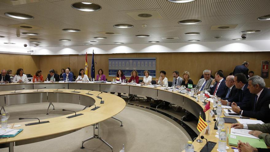 Imagen tomada ayer de la Reunión del Consejo de Política Fiscal, con la ministra en el centro y el consejero de Hacienda, el primero por la derecha.