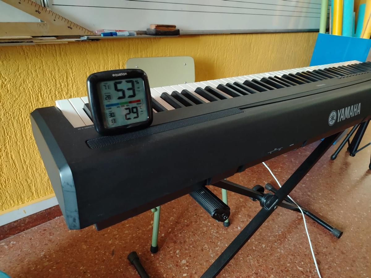 Un termómetro, esta semana en el colegio Baudilio Arce, en Oviedo