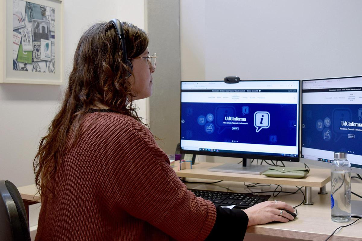 Una de les treballadores del servei UdG Informa.