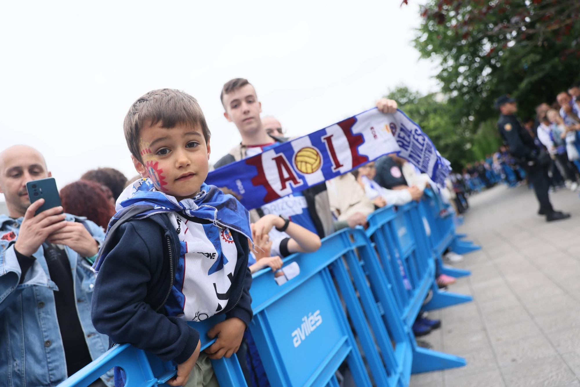 EN IMÁGENES: Avilés se tiñe de blanquiazul para la final por el ascenso ante el Rayo Majadahonda