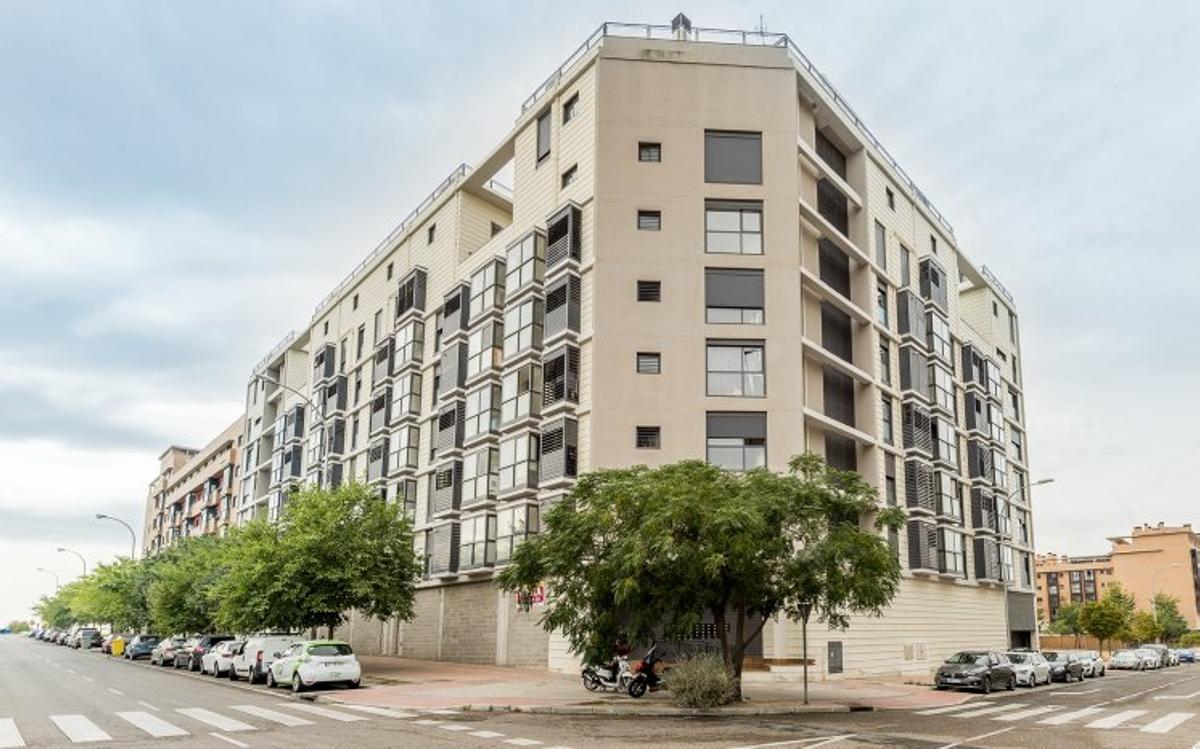 Exterior de un edificio propiedad de Vivenio, de APG y Aware Super, en Ensanche de Vallecas, en Madrid