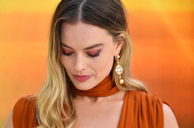 Margot Robbie con sombra de ojos rojiza en la premiére londinense de 'Once Upon a Time... in Hollywood'