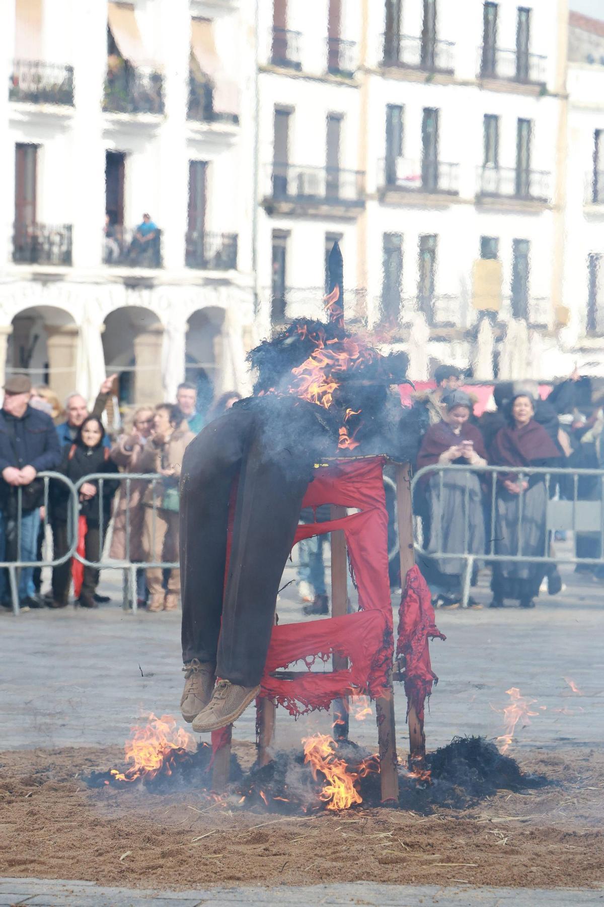 Galería | Así fue la fiesta de Las Lavanderas y la quema del Pelele de Cáceres Galería | Así fue la fiesta de Las Lavanderas y la quema del Pelele de Cáceres