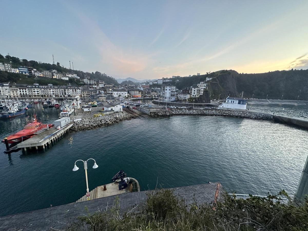Vista de Luarca desde el paseo de la carretera del faro.
