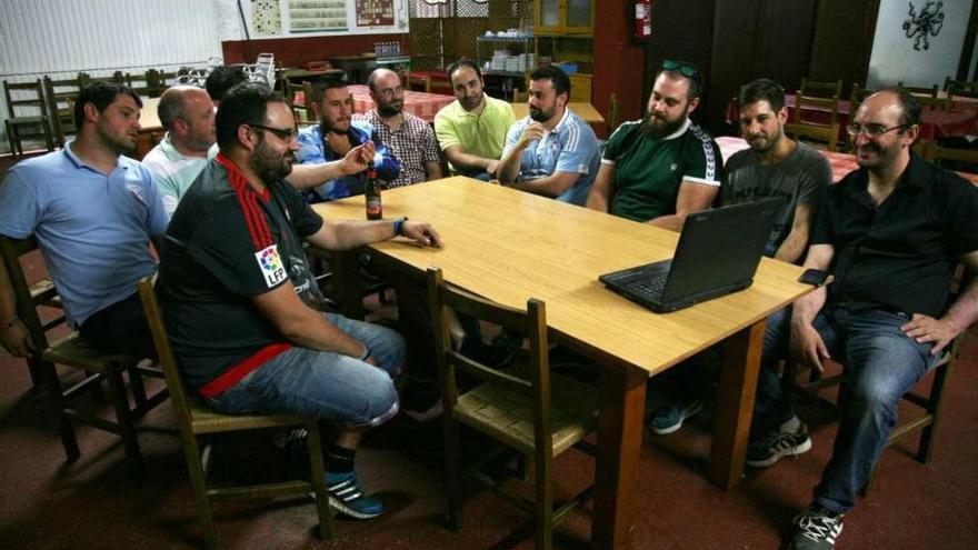 Asamblea de la peña celtista Siareiros Dezaos celebrada ayer en su sede en Lalín. // Bernabé/Luismy