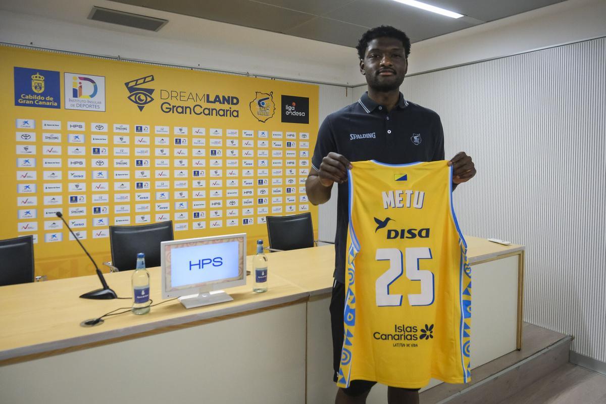 Presentación de Chimezie Metu, nuevo fichaje del Granca Presentación de Chimezie Metu, nuevo fichaje del Granca