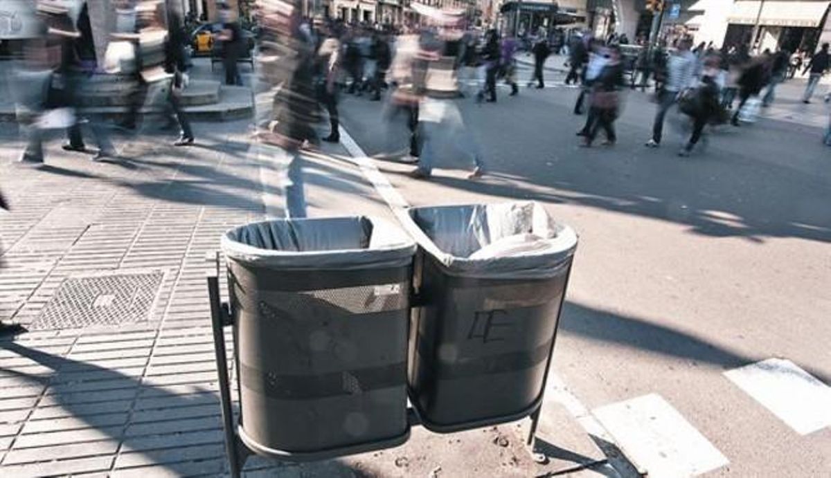 Una de les noves papereres dobles, ahir a la plaça de Catalunya. Una de les noves papereres dobles, ahir a la plaça de Catalunya.