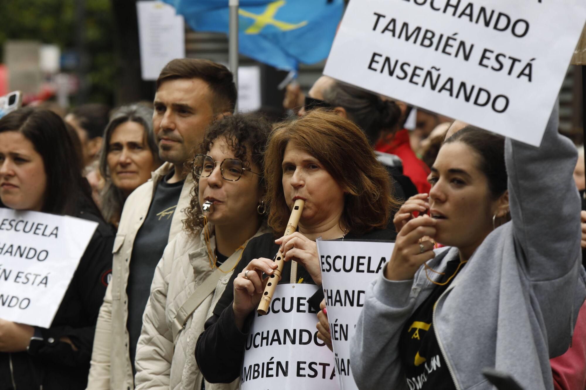 EN IMÁGENES: Nueva manifestación masiva de los docentes, que acabó en la Junta General 