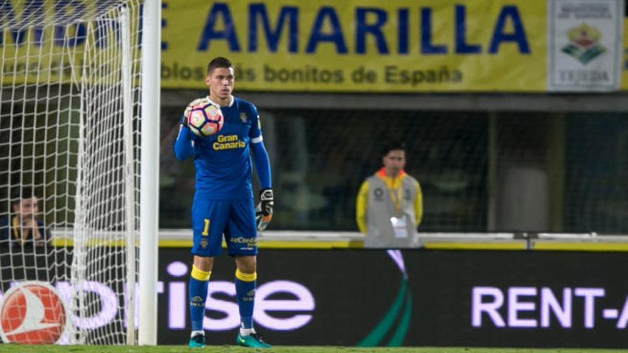 Raúl Lizoain, portero de la UD Las Palmas, durante el partido que disputó esta temporada el equipo amarillo frente al Espanyol en el Gran Canaria.