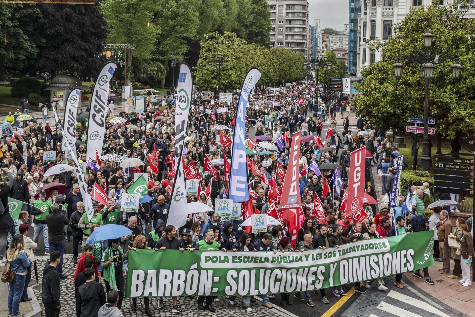 EN IMÁGENES: Así fue la gran manifestación de profesores por la enseñanza pública asturiana