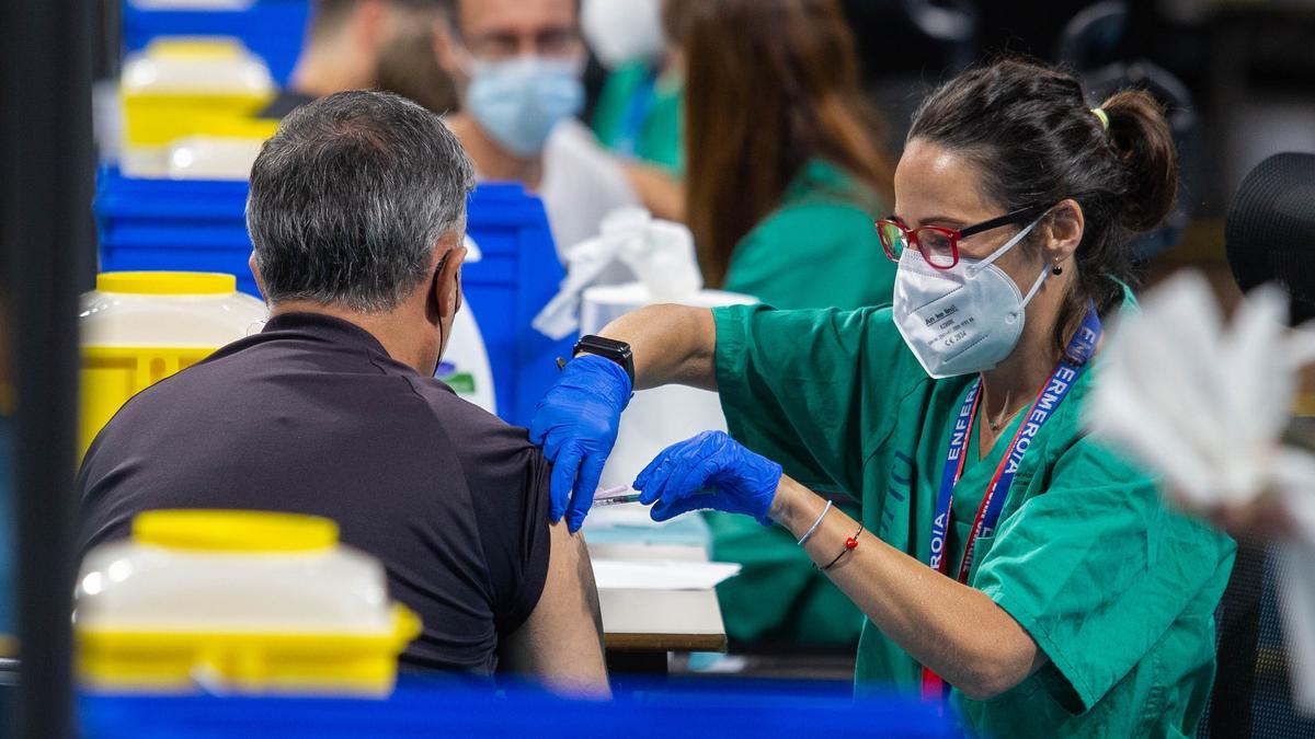 Un hombre recibe una dosis de la vacuna contra la Covid.