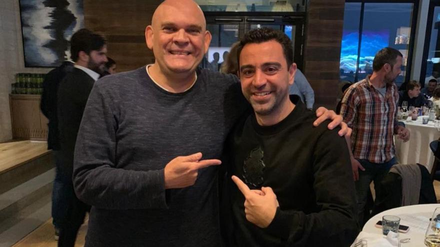 Luis Lara posa con Xavi, en la fiesta de su cumpleaños en Doha en 2019.