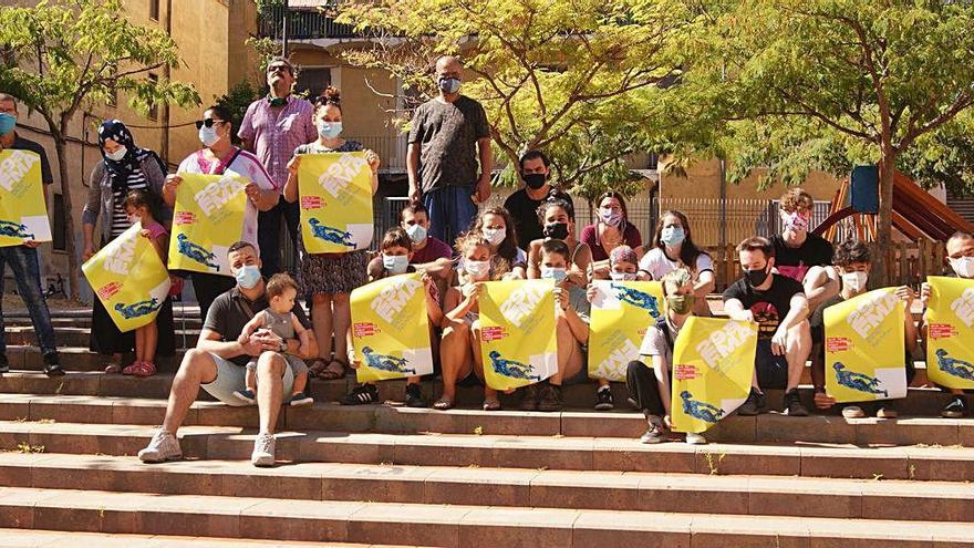 Fotografia de grup d&#039;organitzadors i col·laboradors de la Festa Major Alternativa, a la plaça de la Música, que s&#039;erigeix en el nou espai central de les activitats