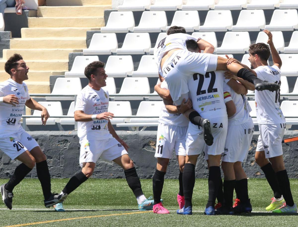 Jugadores de la Peña celebrando el gol de la victoria sobre el Espanyol B. | J.A.RIERA