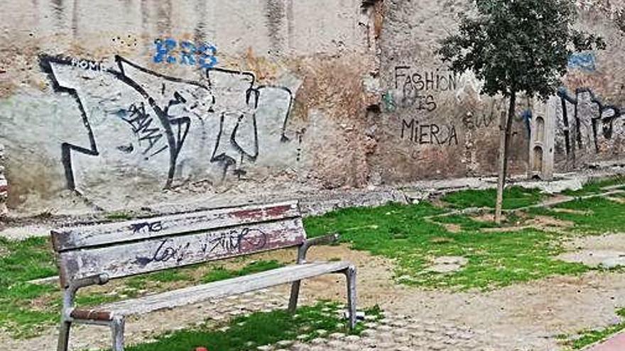 Desperfectes en bancs d&#039;un espai de joc de plaça Catalunya.