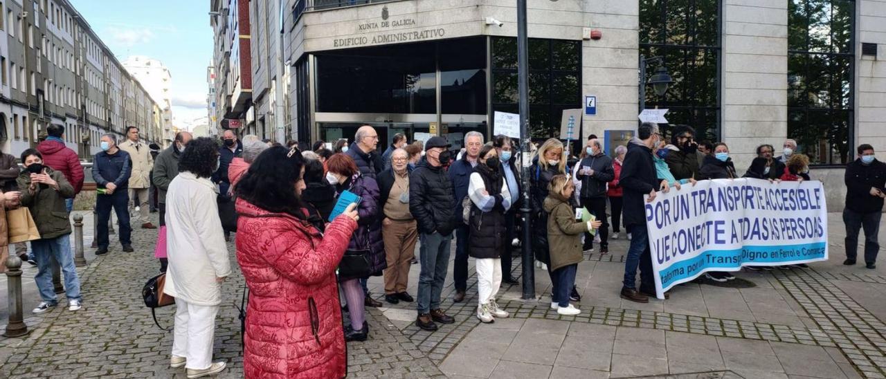 Protesta de usuarios de autobús el miércoles ante la sede de la Xunta en Ferrol. |   // CEDIDA