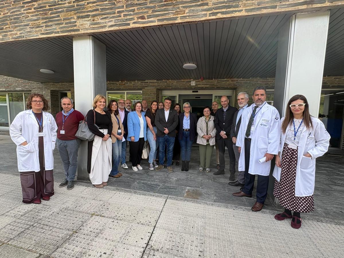 Responsables sanitarios y alcaldes del Suroccidente en la entrada principal del hospital cangués.