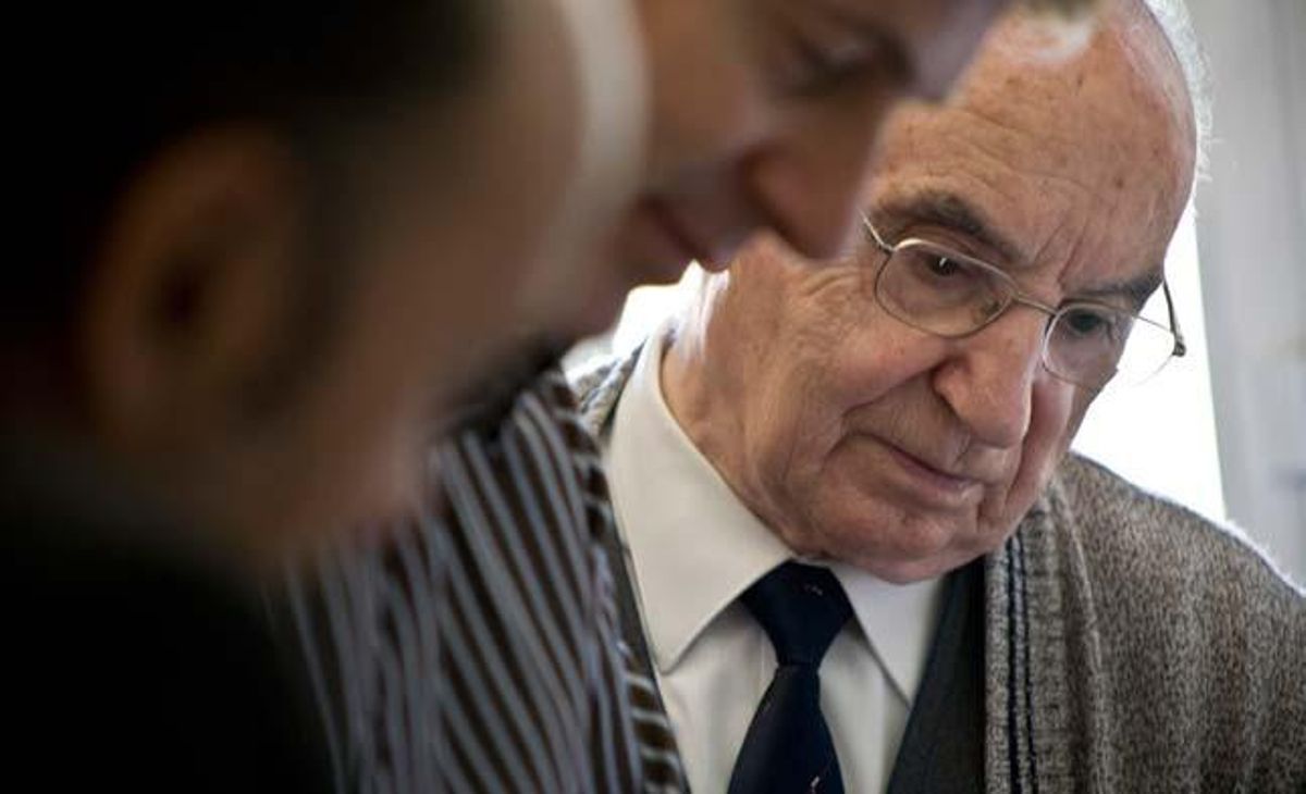 JOAN COLOM, AL SEU ESTUDI. Als 90 anys, manté tot el seu material al domicili particular.