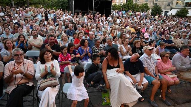 Público que abarrotó ayer la plaza de A Ferrería.