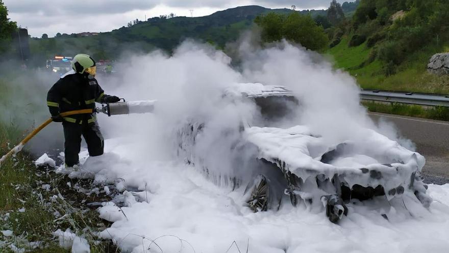 Un bombero trabaja en las labores de extinción.