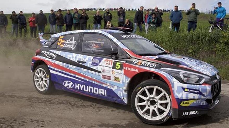 El Hyundai i20 R5 de José Antonio Suárez y Cándido Carrera. // A. Novoa