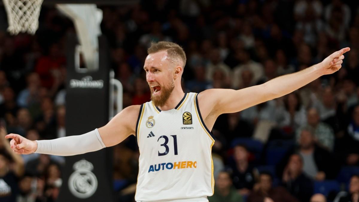 Dzanan Musa, en una jugada durante el Real Madrid - Olympiacos