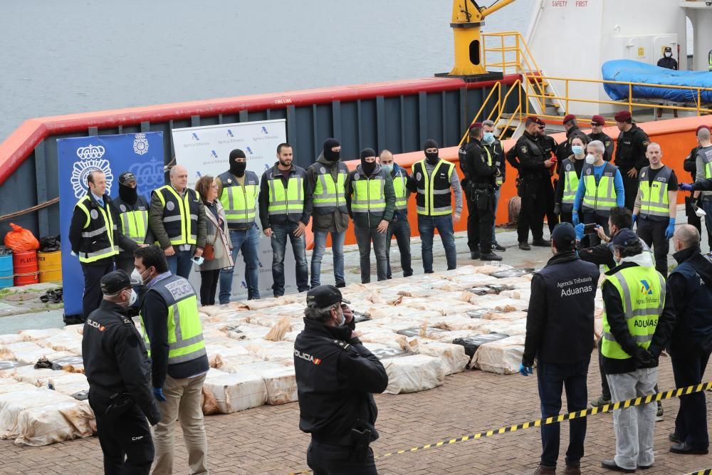 El "karar", abordado en alta mar y en el que se transportaba la droga, llegó ayer al puerto de Vigo . // Ricardo Grobas