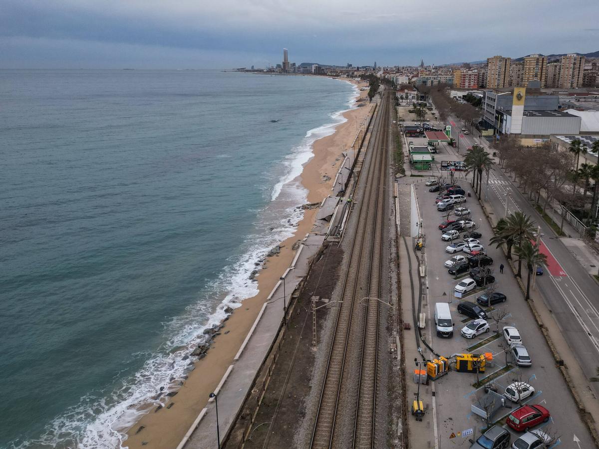 Badalona. 29/01/2026 Sociedad. Estado del paseo marítimo de Badalona, dañado por el temporal de la semana pasada, junto a las vías del tren por donde circulan los trenes de Rodalies. Foto: Zowy Voeten / El Periódico