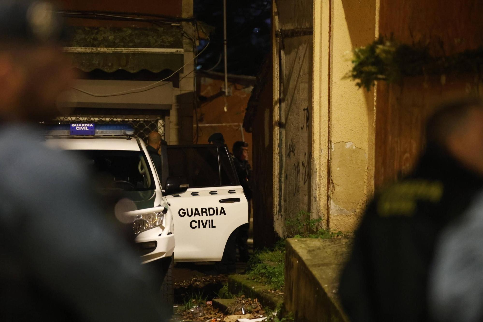 Así fue el espectacular operativo de la Guardia Civil en La Camocha, Gijon (en imágenes)