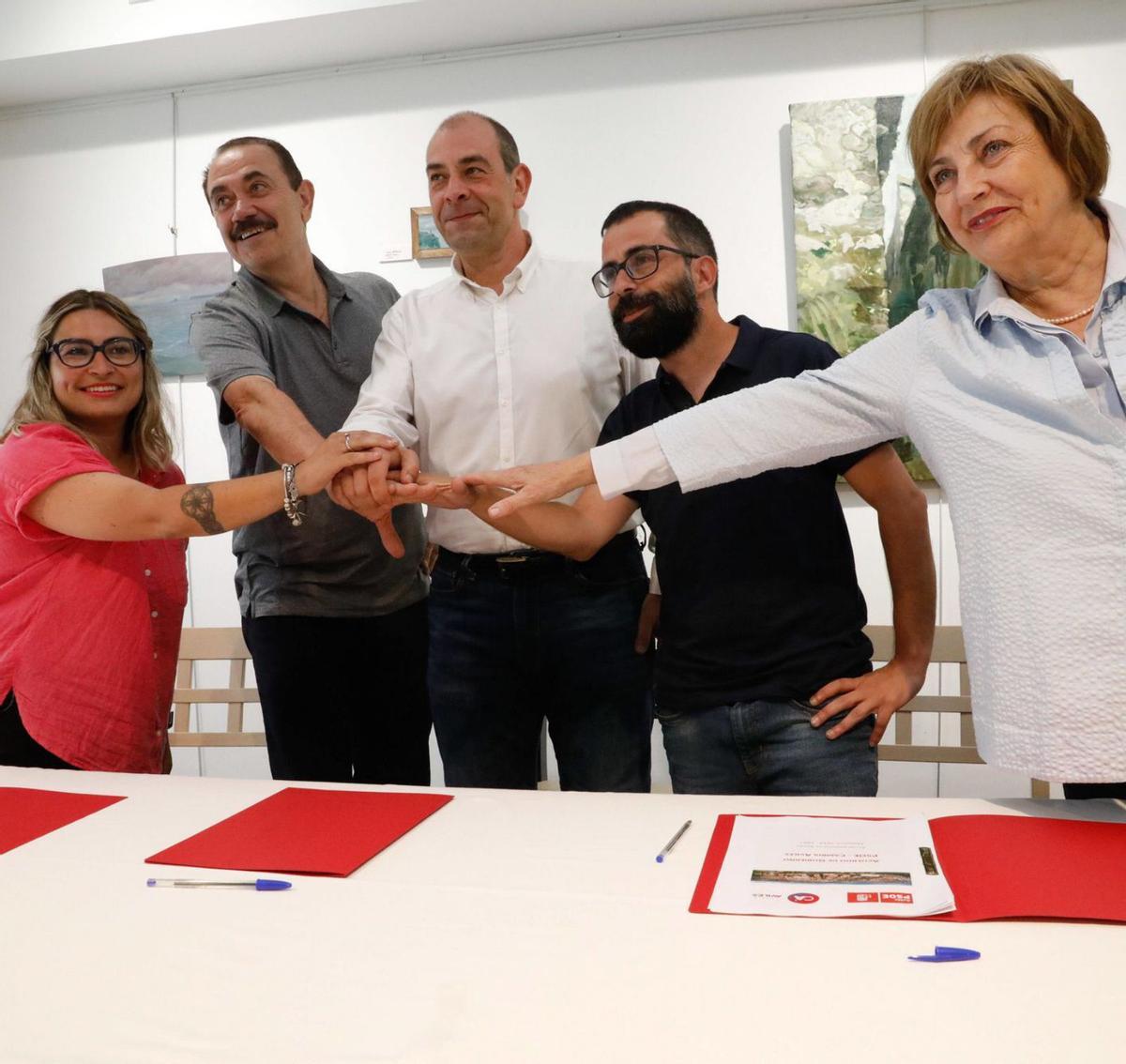 Sara Retuerto, Juanjo Fernández (IU), Luis Ramón Fernánez Huerga (PSOE), David García (Podemos) y Mariví Monteserín el día del pacto de gobierno tras las elecciones de 2023. | MARA VILLAMUZA