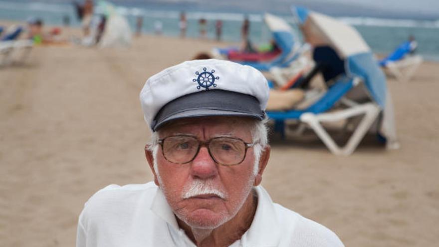 Antonio Santana Fuentes, histórico hamaquero del sector ocho de la playa de Las Canteras.