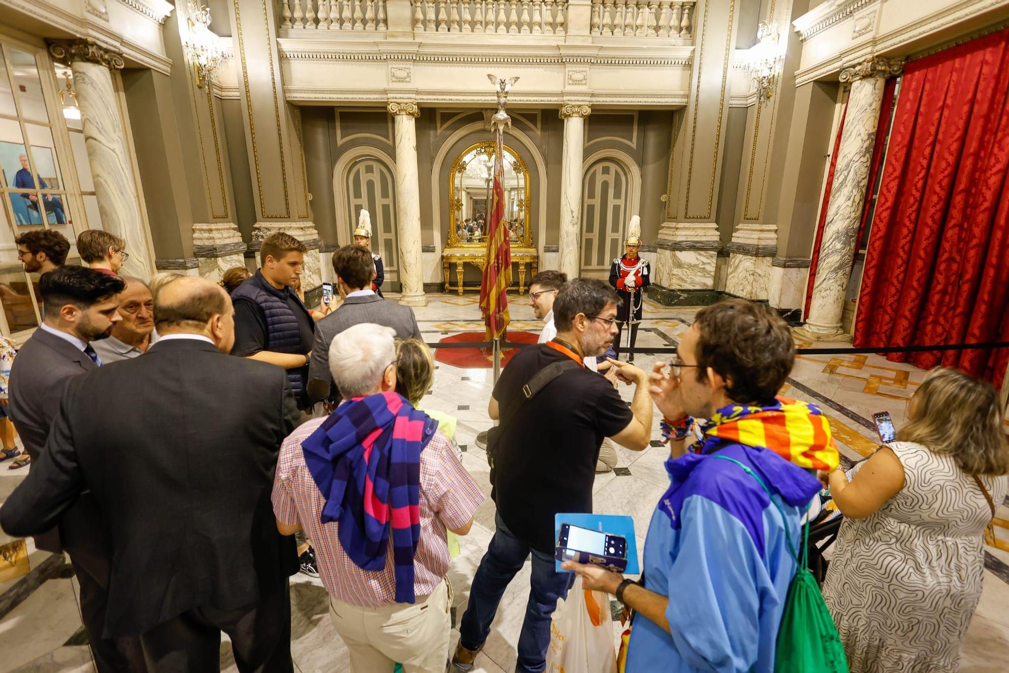 El centro se llena en vísperas del Nou d'Octubre para ver la Senyera