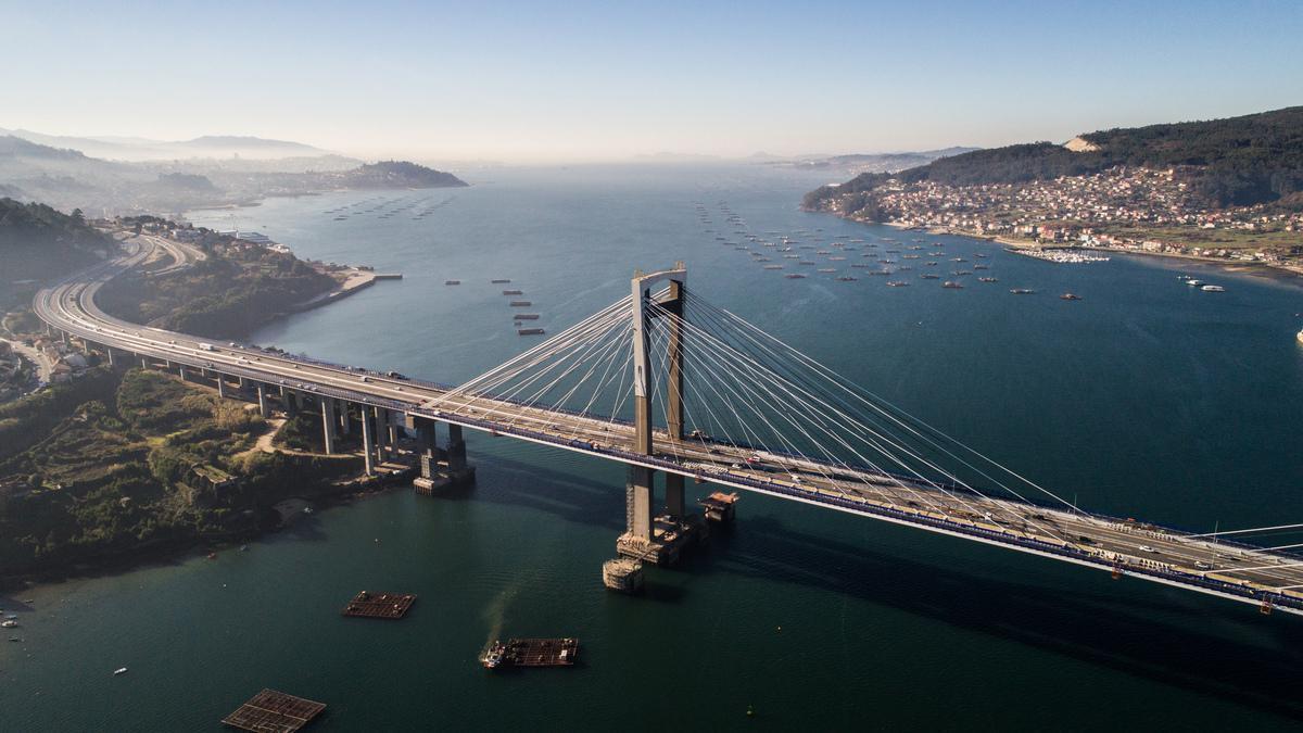 Vista del Puente de Rande sobre la ría de Vigo