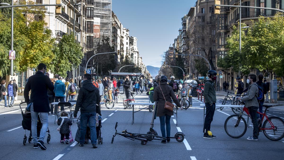 Protesta contra el coche en la calle de Aragó, el pasado 31 de enero